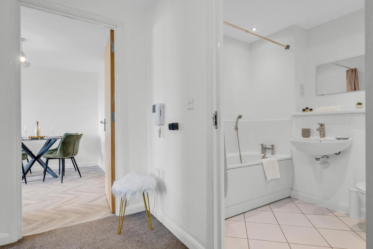 Stylish 4Th Floor 2 Bedroom En Suite City Centre Apartment With Parking By Azura Nights Birmingham Exterior photo